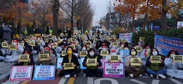 khmu_members_sit_in_demonstration_in_front_of_national_assembly_on_nov_24th_0.jpg