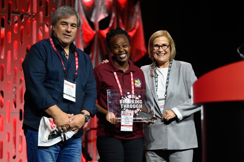 El sindicato HTS de Uganda recibe el premio "Breaking Through" del sindicato UNI Global