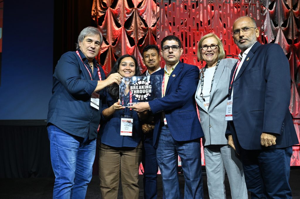 El sindicato nepalí de cuidados UNIPHIN gana el premio Breaking Through del sindicato UNI Global
