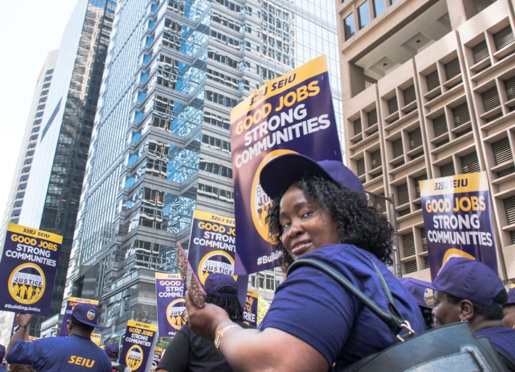 Mehr als 1.000 internationale Gewerkschafter schließen sich den Reinigungskräften in Philadelphia bei einer historischen Demonstration für faire Löhne und Sozialleistungen an