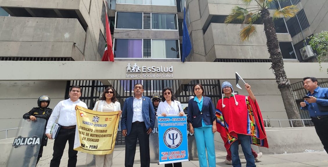 Continúa la huelga indefinida en el Seguro Social de Perú