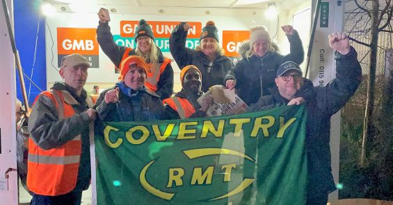 Massmöte utanför Amazon Coventry i samband med veckolång strejk