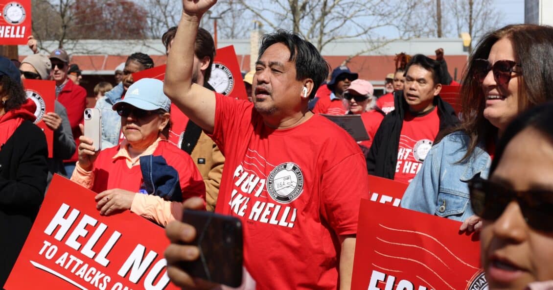 Thousands of U.S. postal workers rally to stamp out privatization plans