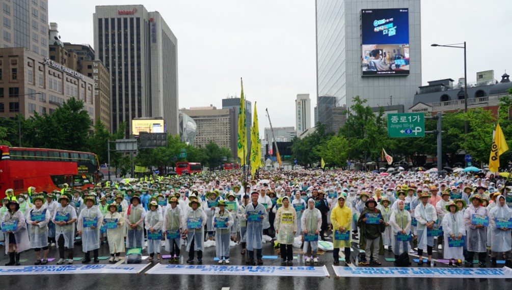 64,000 health workers in Korea stage walk out