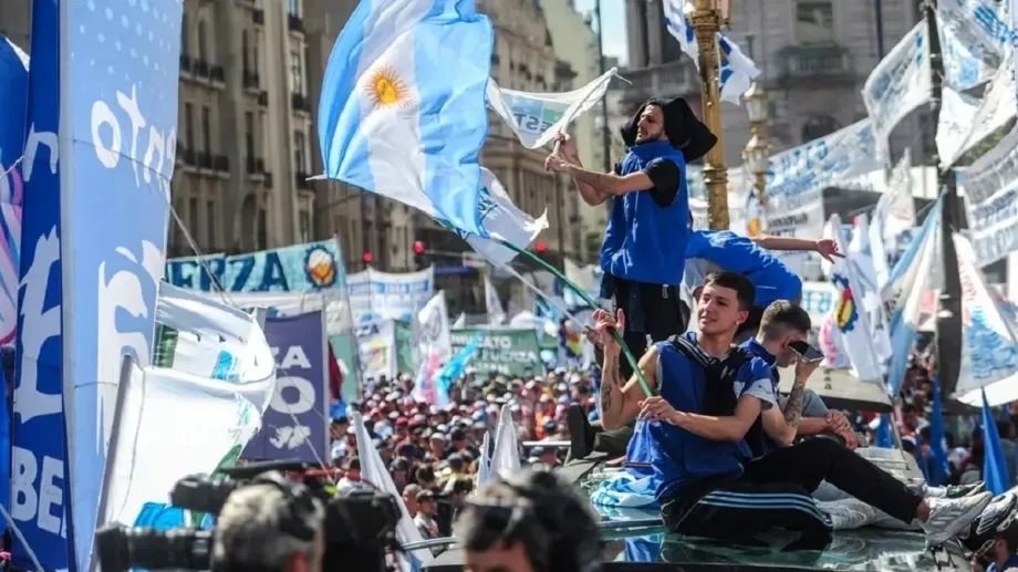 “Our country is not for sale:” UNI supports 9 May general strikers in Argentina