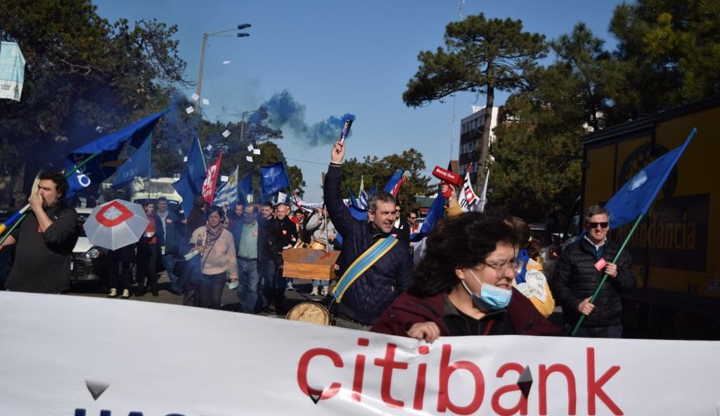 AEBU mobilizes against layoffs at Citibank in Uruguay