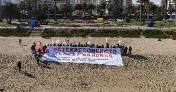 ATCOMER realiza actividad en playa de Viña del Mar por la campaña por el Cierre del Comercio a las 19:00 horas