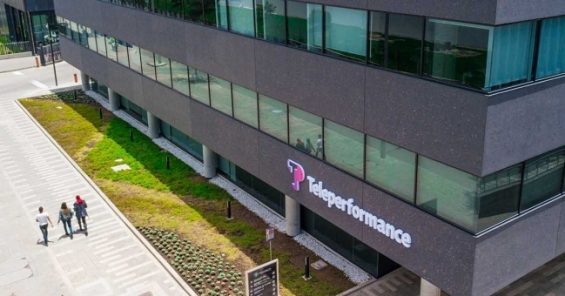 Sindicalistas exigen la recontratación de dirigentes sindicales de Teleperformance Colombia.